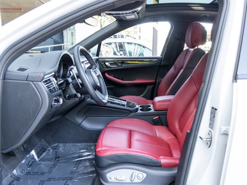 Certified 2025 Porsche Macan AWD/4WD image 31