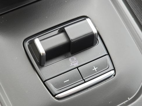 Used 2025 GMC Sierra 1500 Denali Ultimate AWD/4WD image 9