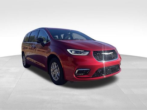 New 2026 Chrysler Pacifica Select FWD image 3