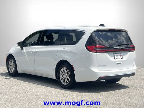 Used 2024 Chrysler Pacifica Touring-L FWD image 2