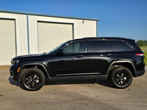 Used 2025 Jeep Grand Cherokee Altitude image 2