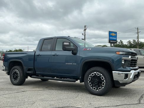 Used 2025 Chevrolet Silverado 2500 LT w/ Safety Package AWD/4WD image 2