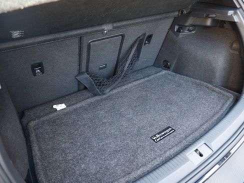 Used 2017 Volkswagen Golf R 4-Door image 25