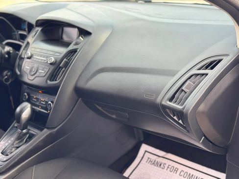 Used 2018 Ford Focus SE FWD image 35