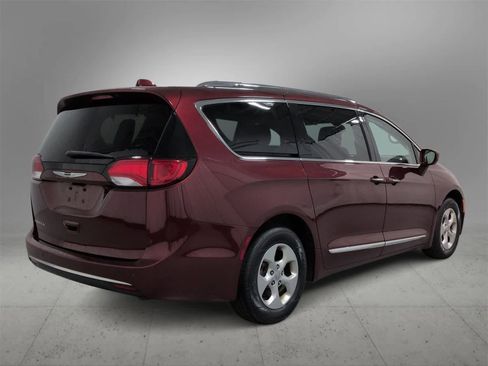 Certified 2017 Chrysler Pacifica Touring-L Plus image 8