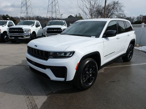 New 2026 Jeep Grand Cherokee Altitude AWD/4WD image 12