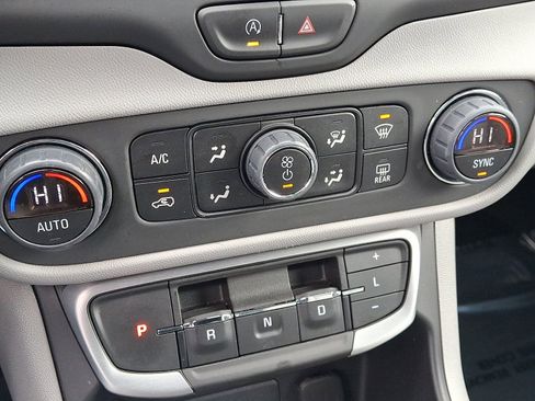 Used 2023 GMC Terrain SLE w/ Driver Convenience Package image 15