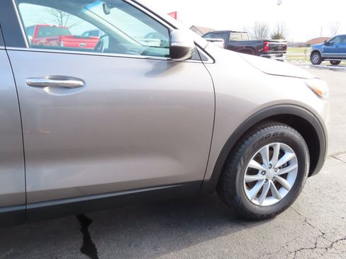 Used 2017 Kia Sorento LX w/ LX Convenience Package image 19