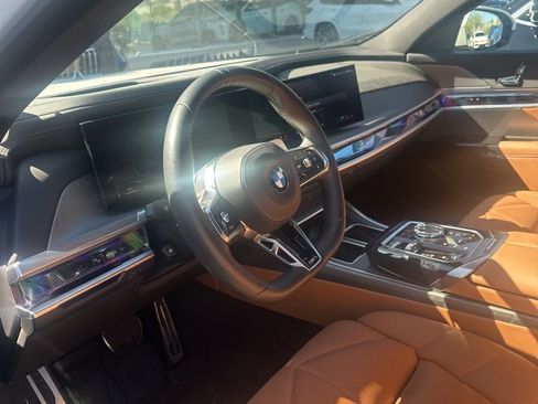 Used 2023 BMW 740i image 9