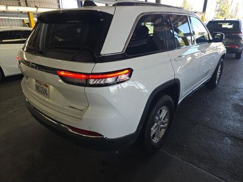 Used 2023 Jeep Grand Cherokee Laredo AWD/4WD image 23
