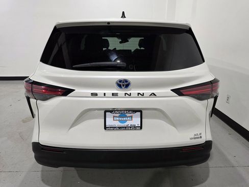 Used 2021 Toyota Sienna Limited image 28