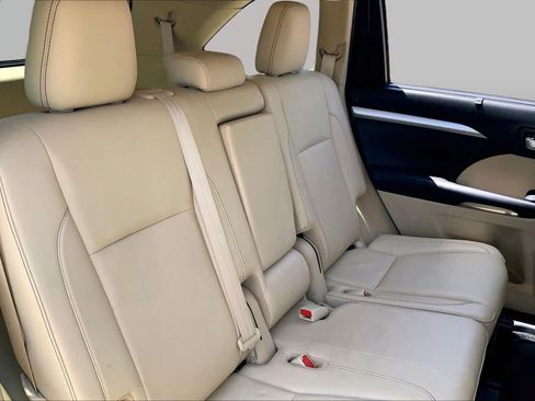 Used 2019 Toyota Highlander XLE FWD image 19