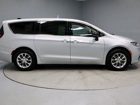 Used 2024 Chrysler Pacifica Touring-L image 12