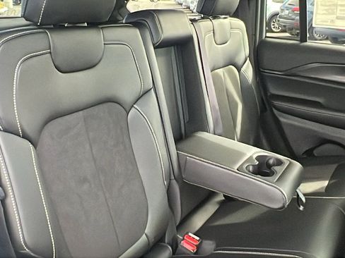 New 2025 Jeep Grand Cherokee Altitude image 18