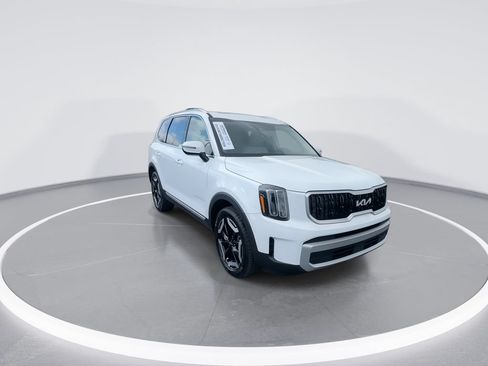 Used 2024 Kia Telluride EX w/ EX Captain's Chair Package FWD image 2