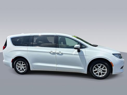 Used 2017 Chrysler Pacifica LX FWD image 2