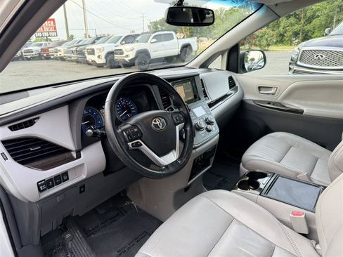 Used 2015 Toyota Sienna XLE Premium FWD image 34