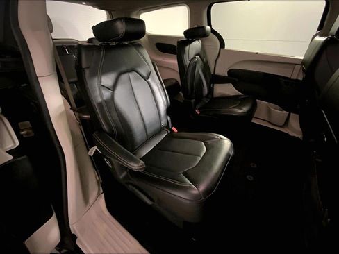 Used 2024 Chrysler Pacifica Touring-L FWD image 23