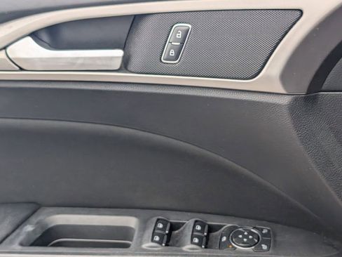 Used 2018 Ford Fusion SE w/ Fusion SE Technology Package image 28