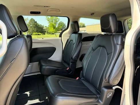 Used 2024 Chrysler Pacifica Touring-L FWD image 18