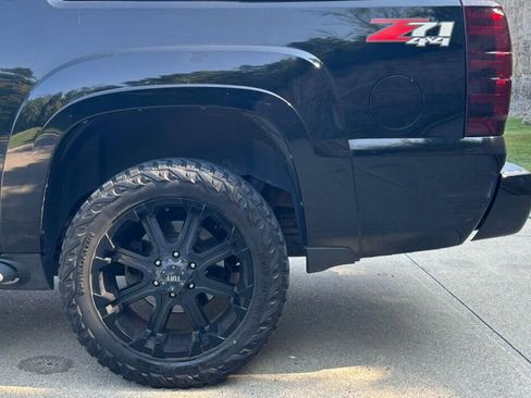 Used 2013 Chevrolet Avalanche LT image 32