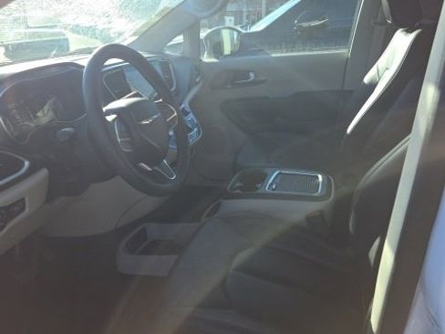 Used 2024 Chrysler Pacifica Touring-L image 9