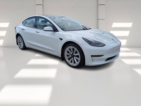 Used 2023 Tesla Model 3 Standard Range image 2