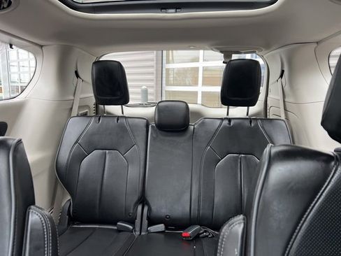 Used 2020 Chrysler Pacifica Limited image 19