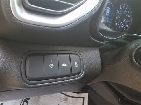 Used 2022 Hyundai Venue SEL image 17