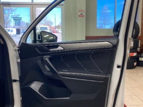 Used 2023 Volkswagen Tiguan SE w/ Panoramic Sunroof Package image 13