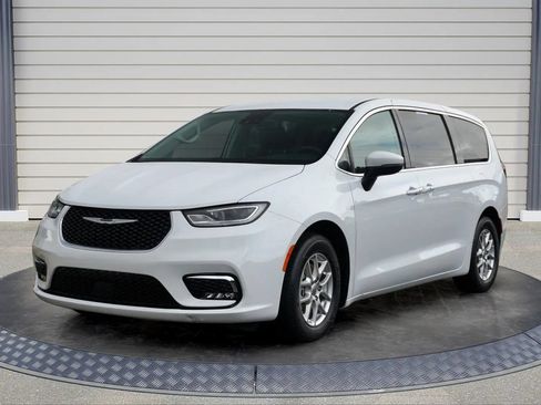 Used 2023 Chrysler Pacifica Touring-L FWD image 3