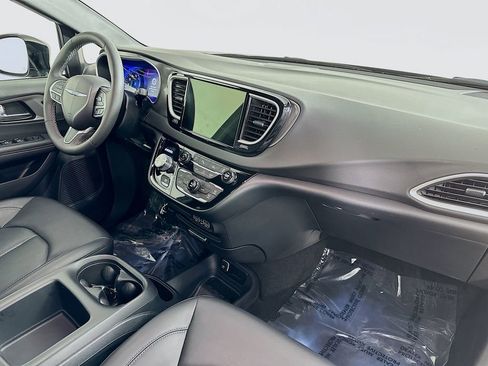 Certified 2025 Chrysler Pacifica Select image 40