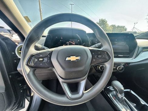 Used 2025 Chevrolet Trax LT FWD image 11