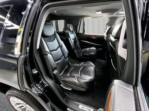 Used 2019 Cadillac Escalade Premium Luxury w/ LPO, Radiant Package AWD/4WD image 27