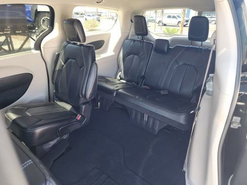 Used 2023 Chrysler Pacifica Touring-L image 19