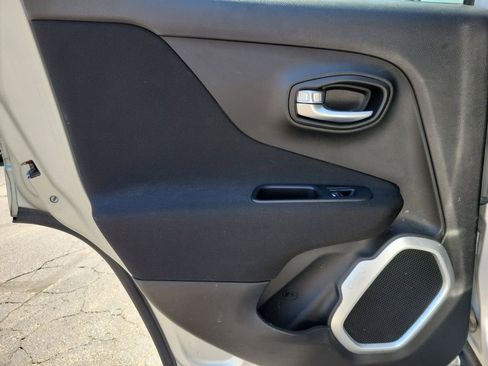 Used 2018 Jeep Renegade Latitude AWD/4WD image 9