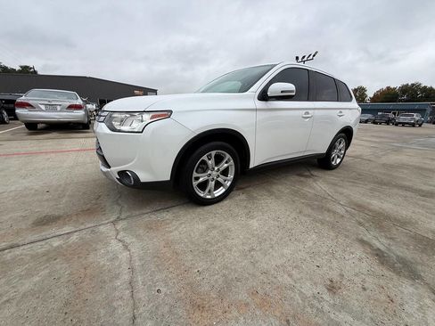 Used 2015 Mitsubishi Outlander SE image 25