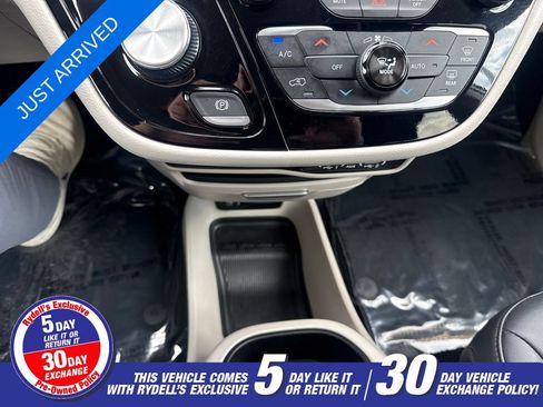 Certified 2024 Chrysler Pacifica Touring-L FWD image 14