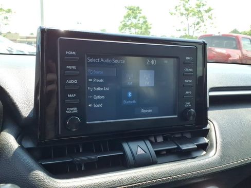 Used 2019 Toyota RAV4 LE FWD image 9
