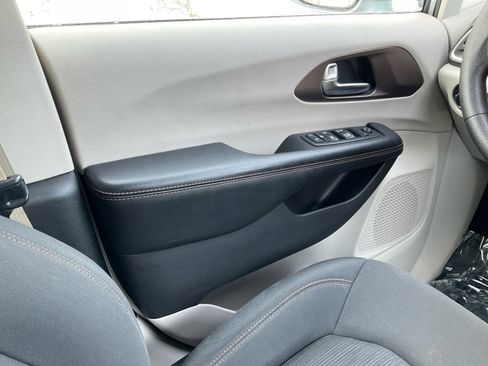 Used 2019 Chrysler Pacifica Touring Plus w/ Advanced Safetytec Group image 17