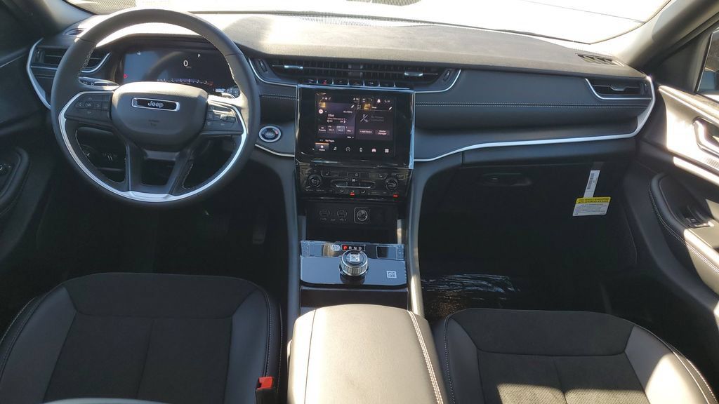 Used 2025 Jeep Grand Cherokee L Altitude AWD/4WD image 12