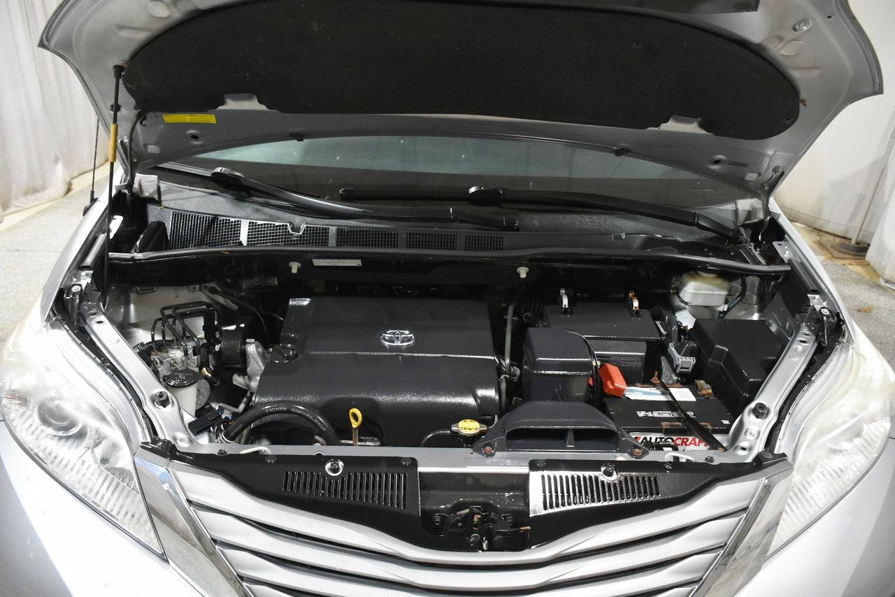 Used 2012 Toyota Sienna XLE FWD image 32