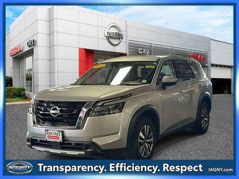 Used 2025 Nissan Pathfinder SL AWD/4WD image 4