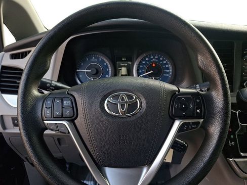 Used 2020 Toyota Sienna L image 19