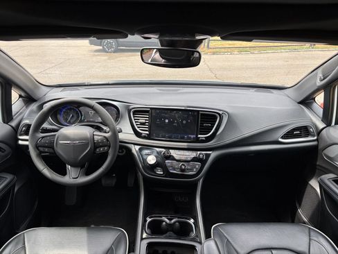 Used 2025 Chrysler Pacifica Limited FWD image 38