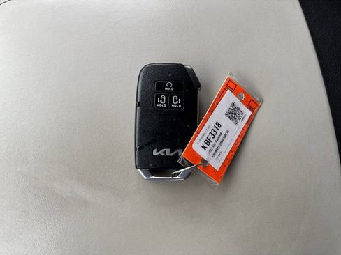 Used 2022 Kia Carnival LX FWD image 29
