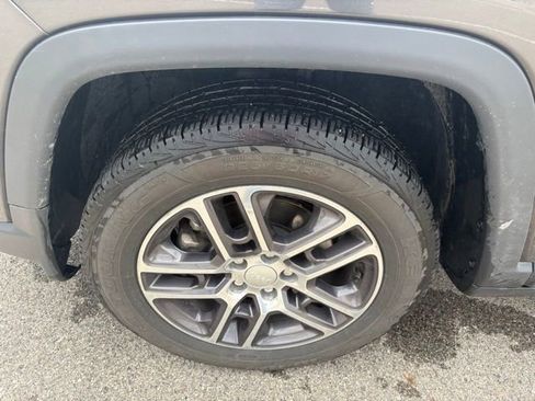 Used 2018 Jeep Compass Latitude w/ Cold Weather Group FWD image 3