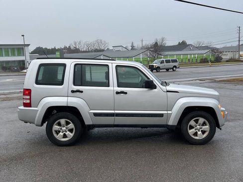 Used 2010 Jeep Liberty Sport image 4