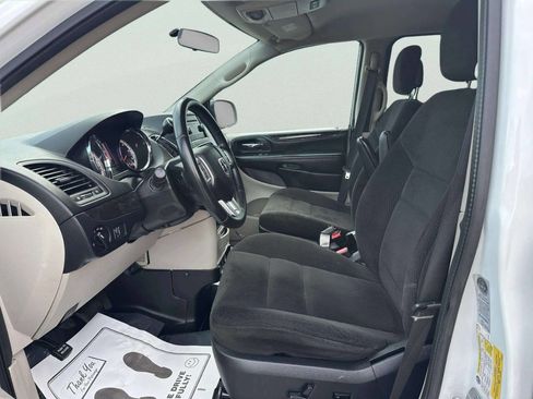 Used 2016 Dodge Grand Caravan SXT w/ Rear Park Assist Package FWD image 10