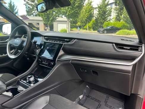 Used 2024 Jeep Grand Cherokee Altitude image 26